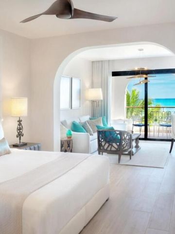 Helles Schlafzimmer mit Blick auf Meer und Terrasse.