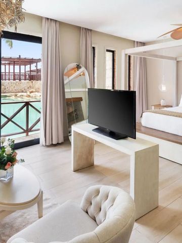 Suite mit direktem Zugang zum Pool und stilvollem Interieur.