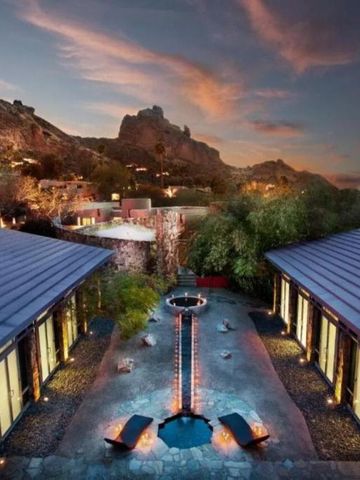 Außenbereich mit modernem Design und Bergkulisse bei Sonnenuntergang