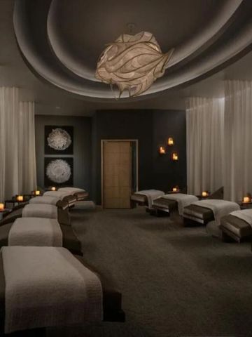 Entspannungsraum mit Liegen und beruhigender Beleuchtung im Spa