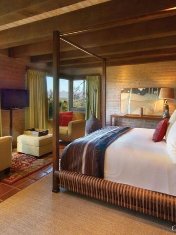 Gemütliches Zimmer mit Himmelbett und modernem Dekor