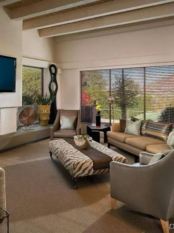 Geräumiges Wohnzimmer mit Kamin und großen Fenstern