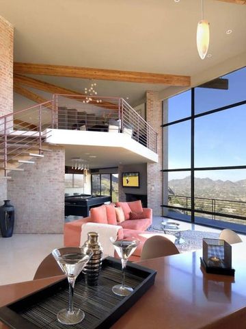 Modernes Wohnzimmer mit Panoramafenstern und Bergblick