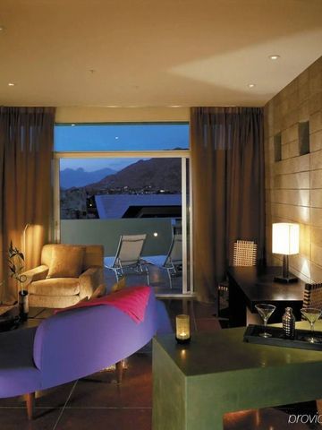 Gemütliche abendliche Suite mit Terrasse und Bergblick