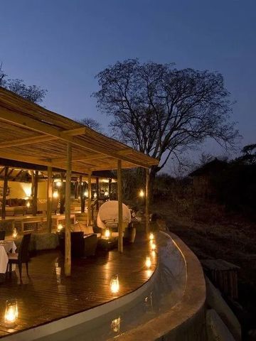 Abendstimmung an einer beleuchteten Terrasse mit Blick in die Natur