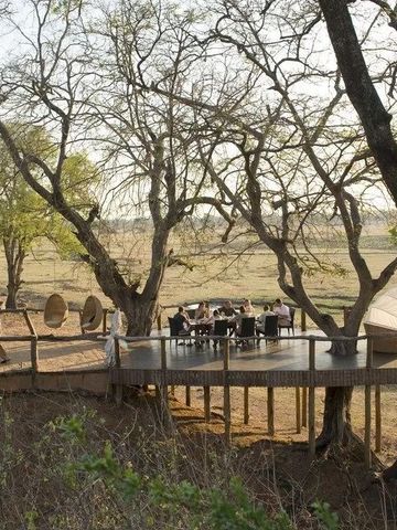 Essbereich unter Bäumen mit Blick auf die Landschaft