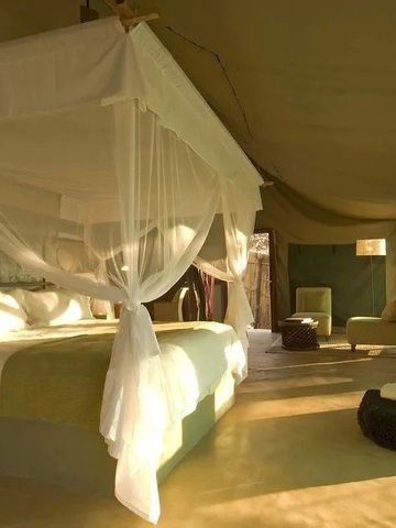 Safari-Zelt mit Baldachinbett in natürlicher Beleuchtung