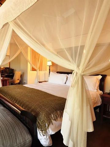 Geräumiges Zimmer mit Baldachinbett und weichen Stoffen