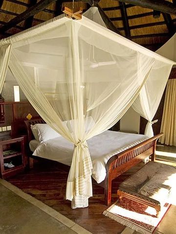 Geräumiges Schlafzimmer mit Himmelbett und traditioneller Einrichtung