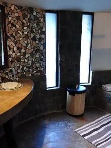 Luxuriöses Badezimmer mit Mosaikfliesen und runder Badewanne