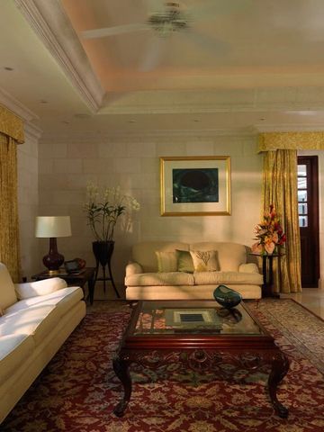 Großzügiger Wohnbereich mit stilvollen Möbeln und eleganten Accessoires