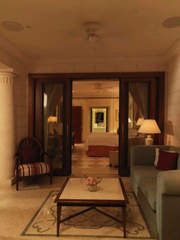 Komfortabler Wohnraum mit direktem Blick auf ein luxuriöses Schlafzimmer