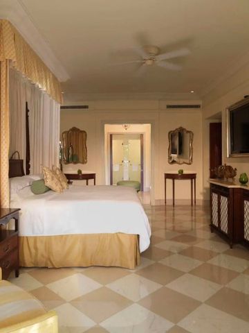 Helles Schlafzimmer mit klassischer Einrichtung und großzügigem Raumgefühl