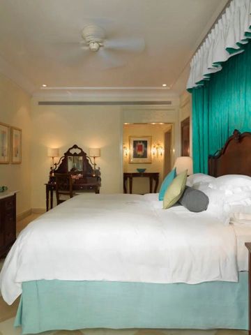 Elegantes Schlafzimmer mit himmelblauer Deko und luxuriösem Bett