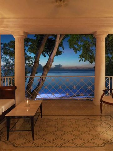 Terrasse mit Meerblick und eleganter Möblierung bei Dämmerung