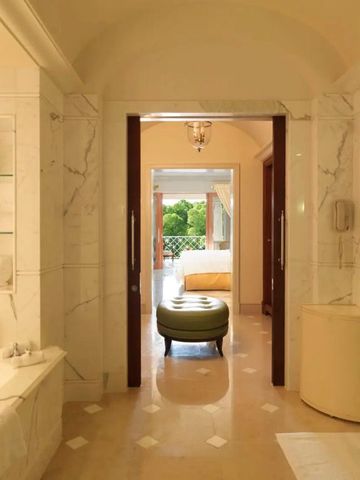 Luxuriöses Badezimmer mit Marmorverkleidung und strahlender Beleuchtung