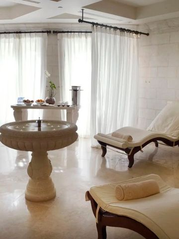 Eleganter Spa-Bereich mit Liegestühlen und sanfter Beleuchtung.