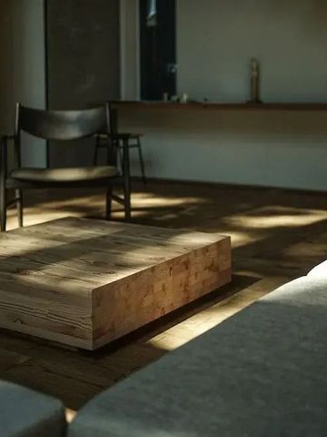 Stilvoller Wohnbereich mit modernen Möbeln und Holztisch