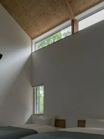 Zimmer mit hohen Decken und großen Fenstern für viel natürliches Licht