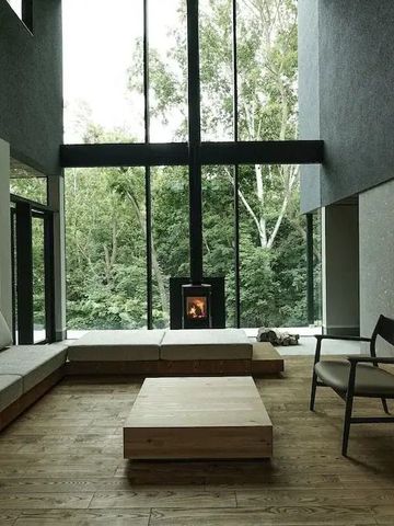 Großer moderner Wohnbereich mit Kamin und Naturblick