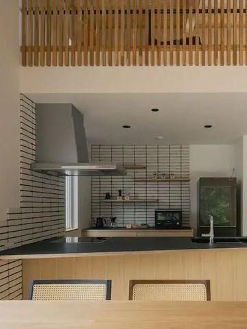 Moderne Küche mit minimalistischer Einrichtung und Essbereich