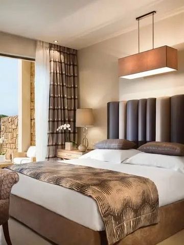 Elegantes Schlafzimmer mit Doppelbett und Meerblick