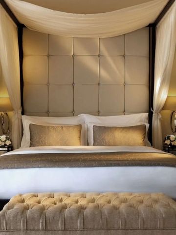 Luxuriöses Bett mit Baldachin und eleganter Dekoration