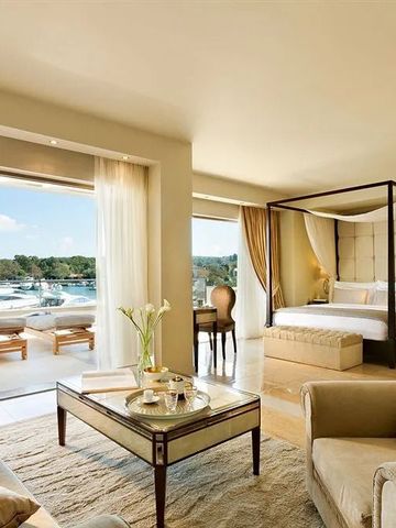 Luxuriöse Suite mit Balkon und Blick auf den Hafen im Sani Asterias Hotel