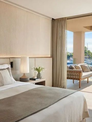 Elegantes Zimmer mit maritimem Ausblick und großem Balkon im Sani Asterias Hotel