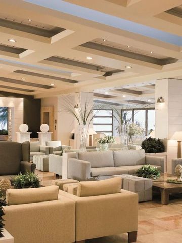 Elegante Lobby des Sani Beach Hotels mit bequemen Sitzmöglichkeiten und moderner Dekoration.