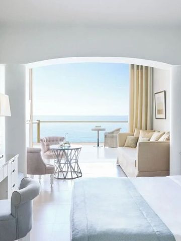 Modernes Hotelzimmer mit direktem Zugang zum Balkon mit Meerblick.