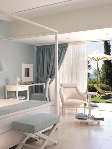 Zimmer mit Himmelbett und Terrasse mit Zugang zu einem Gartenbereich.