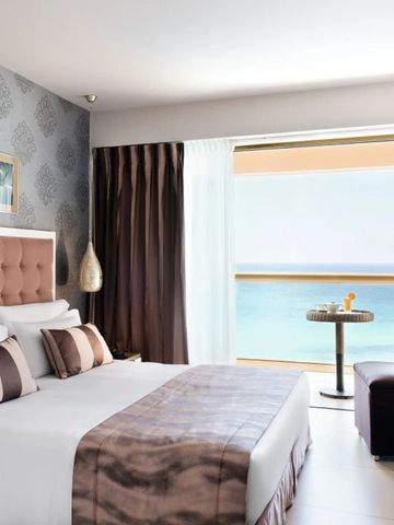 Helles Hotelzimmer mit Meerblick und modernem Dekor