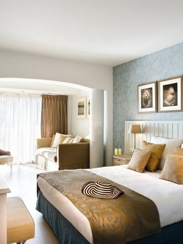 Komfortables Hotelzimmer mit stilvollen Gemälden und bequemen Sitzecken