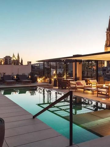Rooftop-Pool mit eleganter Lounge und Blick auf die Stadt bei Sonnenuntergang