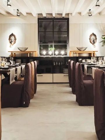 Elegantes Restaurant mit gedeckten Tischen und stilvoller Beleuchtung