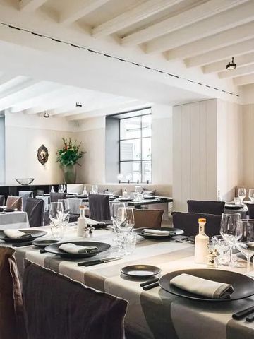 Helles Restaurant mit elegant gedeckten Tischen und modernen Möbeln