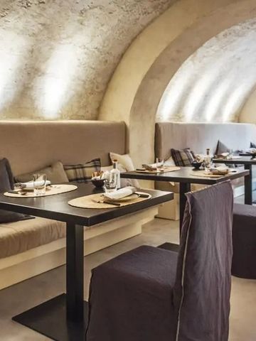 Intimer Speiseraum mit edlen Bögen und gemütlicher Atmosphäre