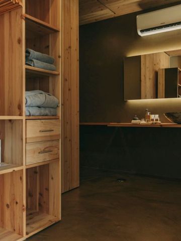 Modernes Badezimmer mit Holzdetails und stilvoller Beleuchtung im Santa Barbara Eco Beach Resort.