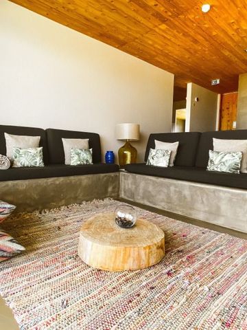 Gemütlicher Wohnbereich mit modernen Sofas und Dekokissen im Santa Barbara Eco Beach Resort.