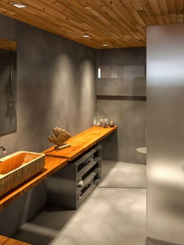 Luxuriöses Badezimmer aus Holz und Stein im Santa Barbara Eco Beach Resort.