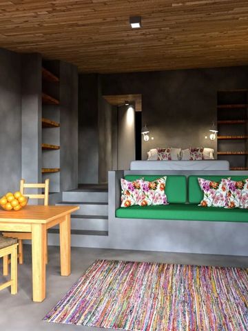 Moderne Suite mit Holzelementen und bunten Details im Santa Barbara Eco Beach Resort