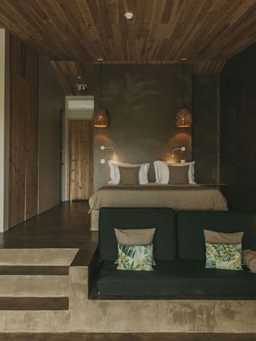 Luxuriös eingerichtete Suite mit gedämpfter Beleuchtung und Holzelementen