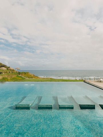 Infinity Pool mit Blick auf das Meer und leichter Bewölkung im Santa Barbara Eco Beach Resort