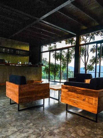 Minimalistisch gestalteter Lounge-Bereich mit Blick auf die Natur