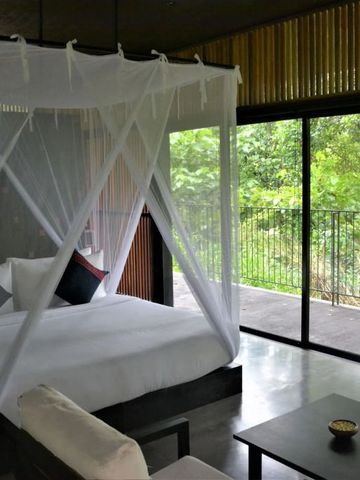 Luxuszimmer mit Himmelbett und Blick ins Grüne