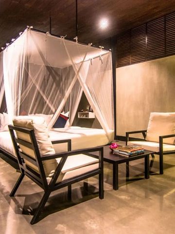 Luxuriöses Zimmer mit Himmelbett und gemütlichen Sesseln