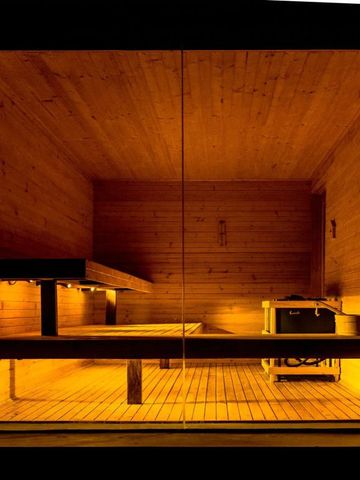 Holzsauna mit warmer Beleuchtung