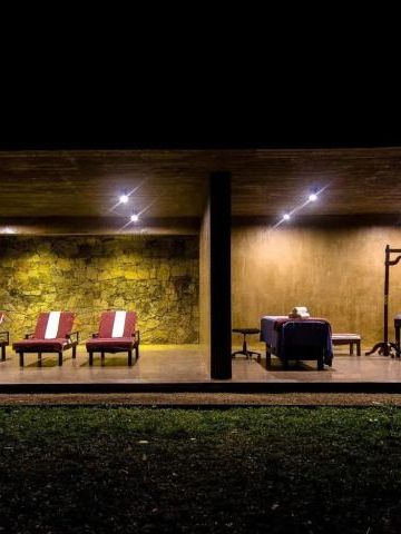 Spa-Bereich im Freien mit Liegestühlen bei Nacht