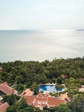 Panorama des Resorts mit Pool und Meerblick auf Koh Samui.